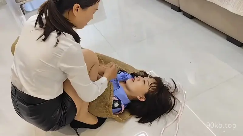 【肆零叁】被反制的女保安(2,被装进麻袋，拖走贩卖)