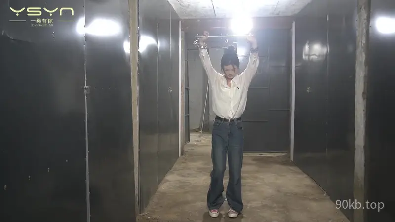 【一绳有你】【罪恶囚禁】小菲颈拷不锈钢连杆放风时逃跑未果被惩罚带到牢房金属驷马挣扎挠脚心满头大汗