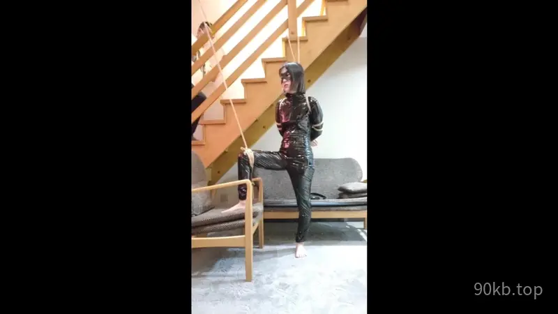 【足利茶茶丸】女大学生胶衣捆绑吊缚调教实录+眼罩+裸足+震动+tk+椅子缚+M开腿+单腿吊