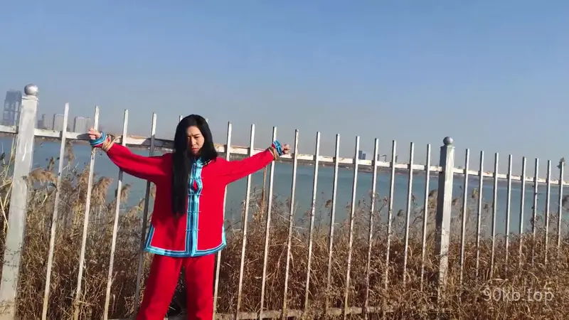 [夜未央] 冬日户外 押着私人女囚逛江滨公园 超刺激 古装红罪衣木枷镣铐暴露在光天化日之下T教 还有旗袍哦