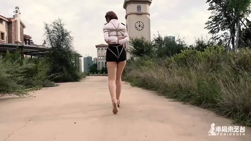 [半岛束艺] 女机长拉丁废弃小区探险