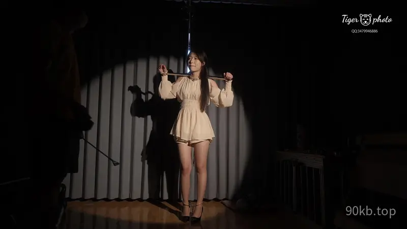 【摄影师胖虎】袅袅出游被匪徒绑架，调教后卖给金主当奴隶
