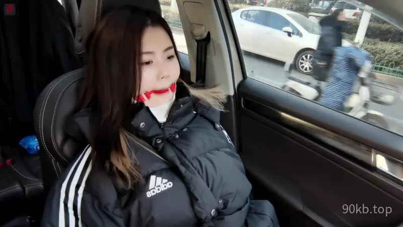 [绳之韵] 小九妹口球反绑股绳外出，穿过黑黝黝的地下停车场“欺负”一下双手反绑无法反抗的小美女，这感觉也不错