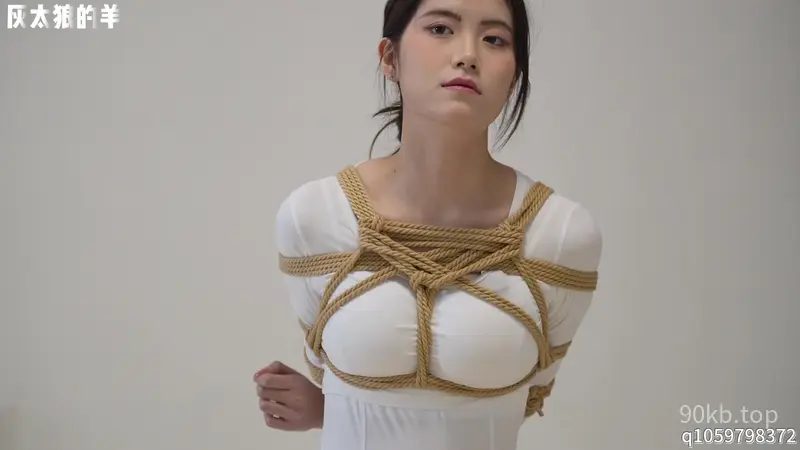 【灰太狼的羊】优雅少女身穿体操服，胶带堵嘴、丝袜蒙眼，接受日式跪坐形体训练