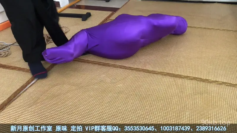 【新月原创】【佳怡】肉丝+制服 被捆绑睡袋包裹 完了完了怎么包裹这么多层 最后还被拳打脚踢无力反抗