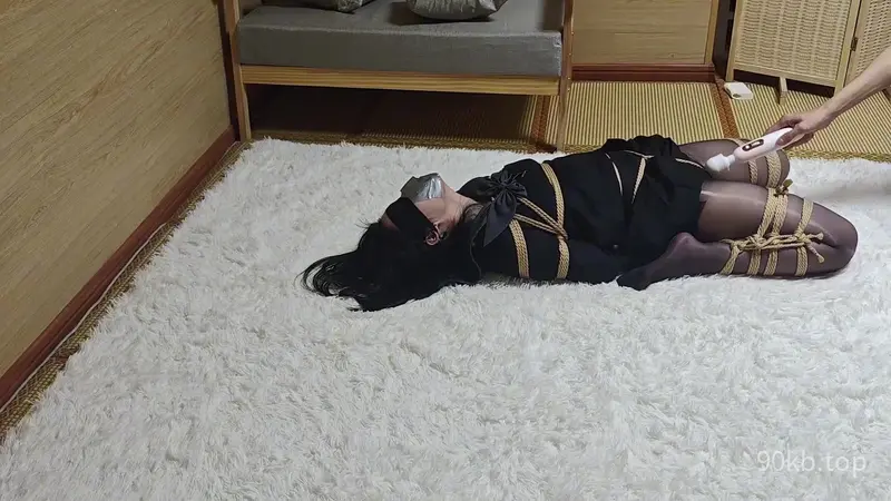 【夜鸣狐】【微窒息】【振动棒】【强制高潮】小狐第一次被胶带封住口鼻差点喘不上气 好奇怪的感觉…快感和窒息感一起涌来 又不争气地高潮了