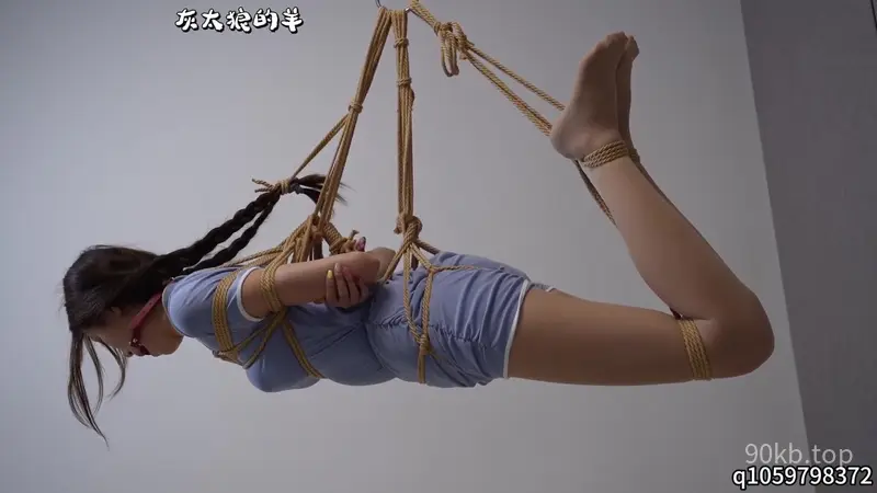 【灰太狼的羊】美女身穿蓝色旗袍被捆绑，高位悬空吊缚转圈圈，大口径口枷口球堵嘴，口水直流！【日式胸缚＋股绳＋并腿缚＋悬空吊缚＋口枷＋口球＋放置＋挠痒痒】