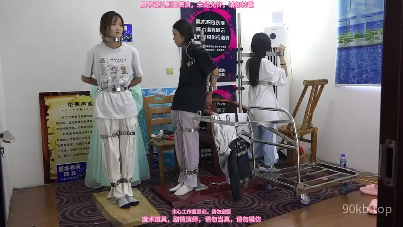 【束心工作室】几个女大学生玩站立架，不同的站立架，也许体验感是不一样的，有的站立架能坚持的时间长一点，有的就比较难受，喜欢站立架的不要错过