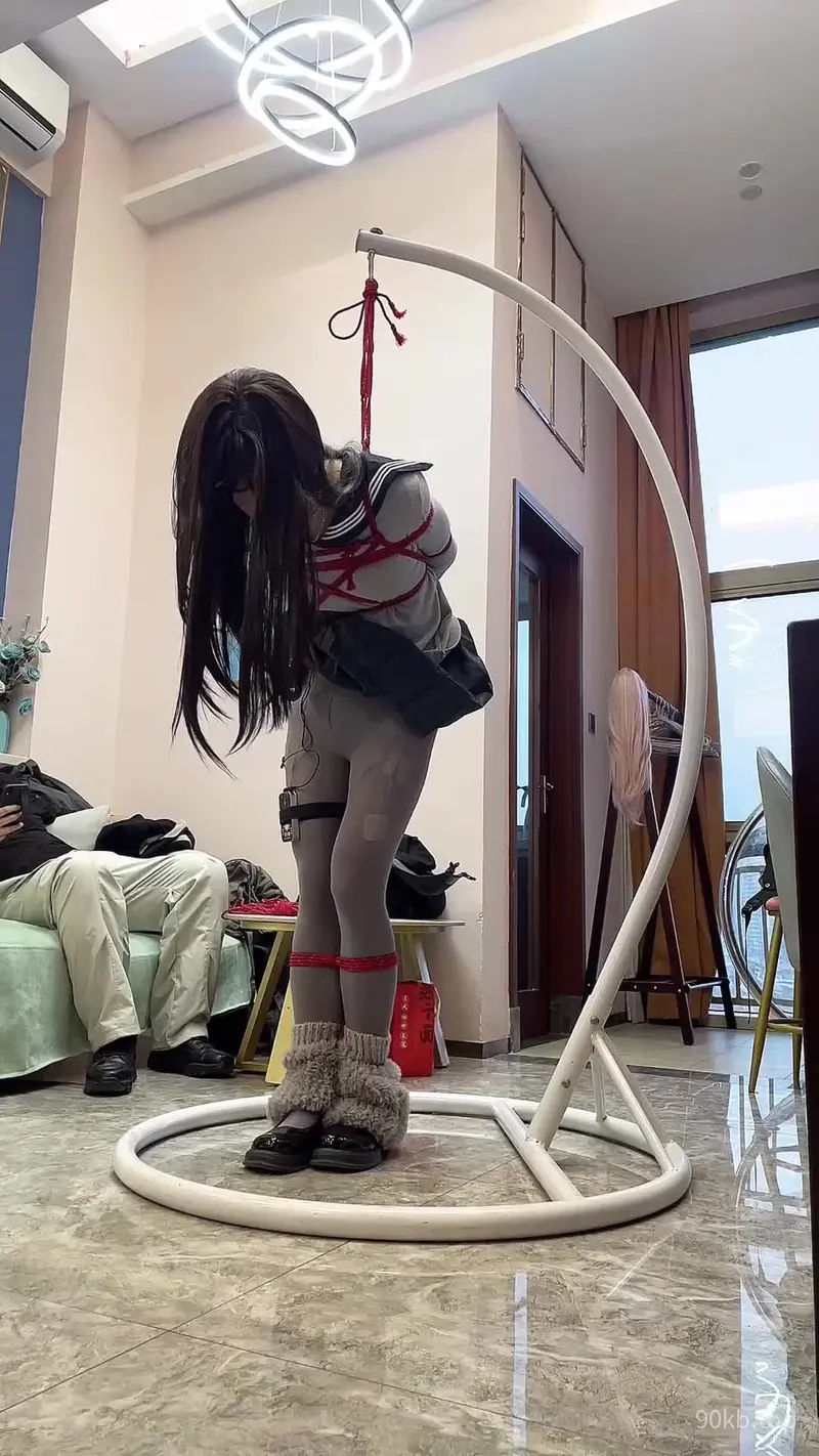 【kilo】灰丝黑长直可爱学生装，强制罚站紧缚，同时被训练器和郊狼轮番轰炸