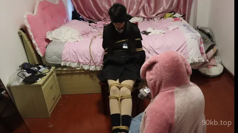 【荷仙少女】椅子缚捆绑玩素人女生 1号（生气，暴躁，敢于反抗） 优等生的玩弄被鞭打会骂人 平价简玩 属于初见时的互相试探