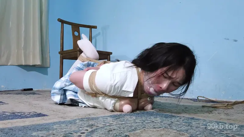 【樱束原创】《绑架》歹徒绑架勒索女学生捆绑固定在椅子上白袜塞嘴胶带封嘴鞭打/电击折磨！