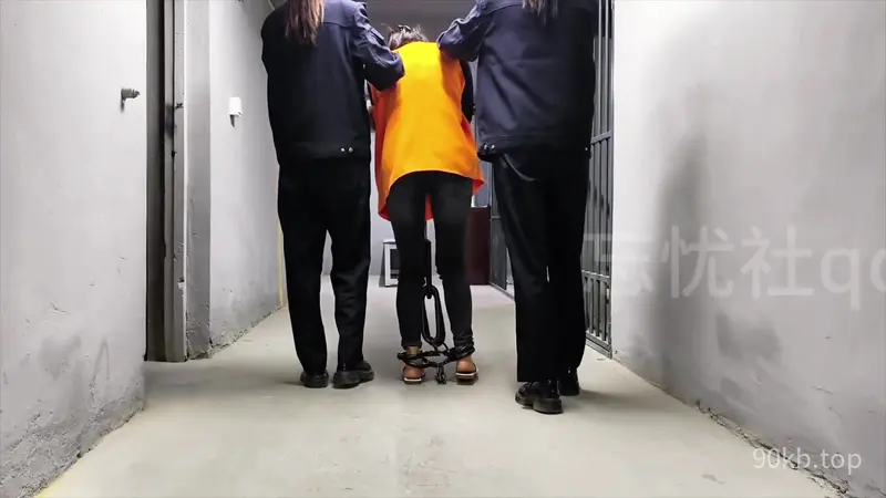 【忘忧社】一名女犯人被抓获，进行例行搜身检查后被带上手铐。审问时，她自称江红。面对审问，她坚称自己没有什么可说的，态度不配合。JC使用暴力手段对其进行审讯，驷马