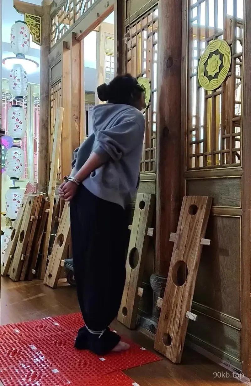 【束心工作室】两个女生QQ铐任务，女生带两个QQ铐蒙眼走指压板，找钥匙游戏